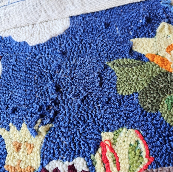 Vintage handmade rug, flower garden cottagecore half circle floor rug - Picture 12 of 13